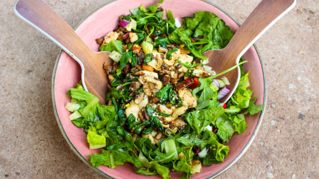 #MeatlessMonday: Warm Garlic Mushroom and Pan-Fried Halloumi Salad